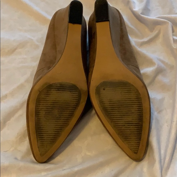 Simply styled brown suede heels - Picture 7 of 7